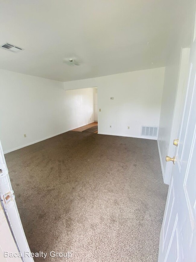 Building Photo - 2 br, 1 bath House - 211 S. Pecan St.