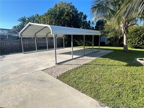 Building Photo - 885 NW River Shores Blvd