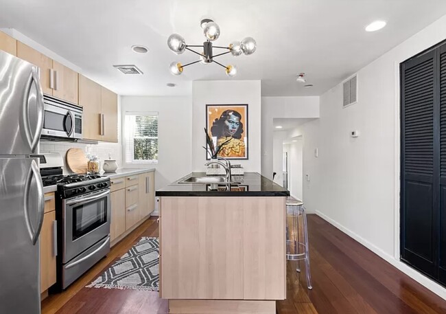 Kitchen w/ o wallpaper accent wall - 1815 Frankford Ave