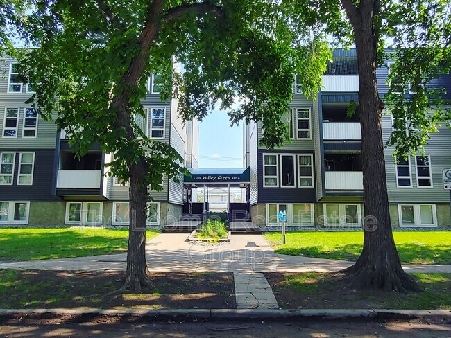 Photo du bâtiment - 9329 104 Ave NW