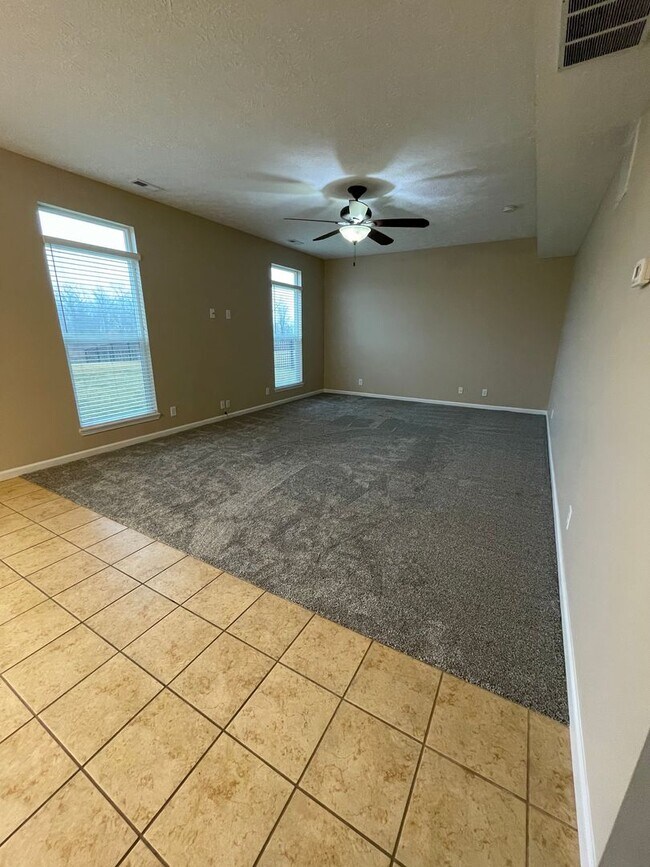 Foto del edificio - Beautiful 4 Bedroom Single Family Home - Harrison School District