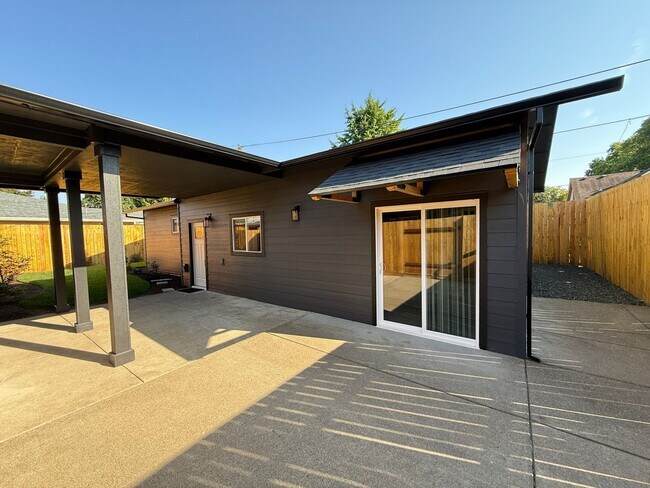 Foto del edificio - 1330-1334 SW 8th Ave Triplex/crema102-626