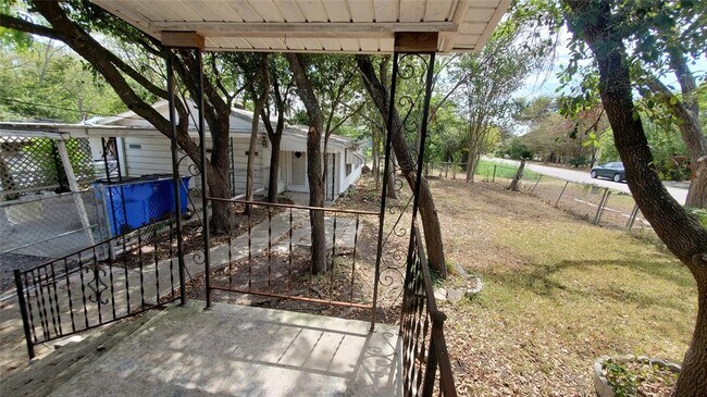 Building Photo - 1117 W 4th St