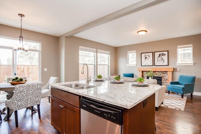 Foto del edificio - Townhome 4 blocks from the Old Mill