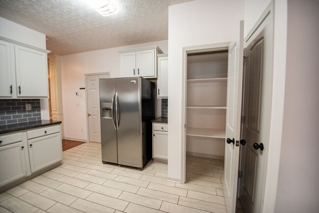 Building Photo - Beautiful home available today!