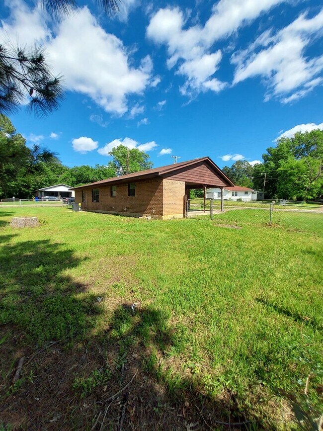 Building Photo - 3 Bedroom Single Family Home in Crockett