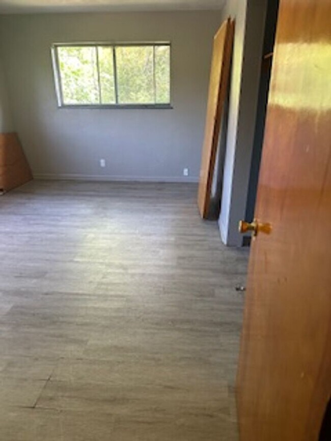 Building Photo - Spacious 2 bed one bath
