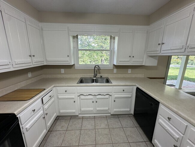 Building Photo - 341 Hickory Dr