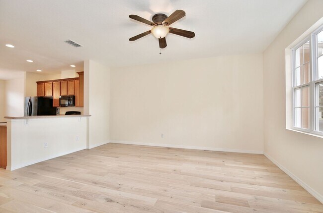 Foto del edificio - Beautiful 3/2.5 Spacious Townhome with a P...