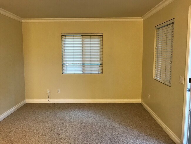 Building Photo - **MOVE IN READY, 1 Bedroom 1 Bath Condo in...