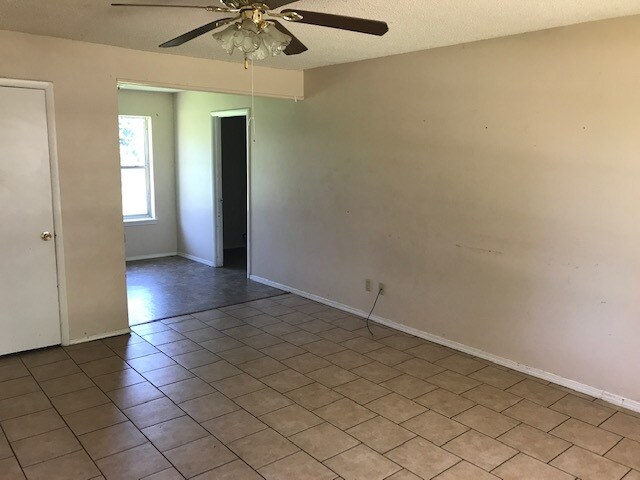 Primary Photo - 101 Rowe Ave
