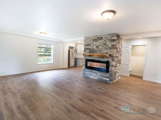 Building Photo - Beautifully Renovated furnished 3-Bedroom ...