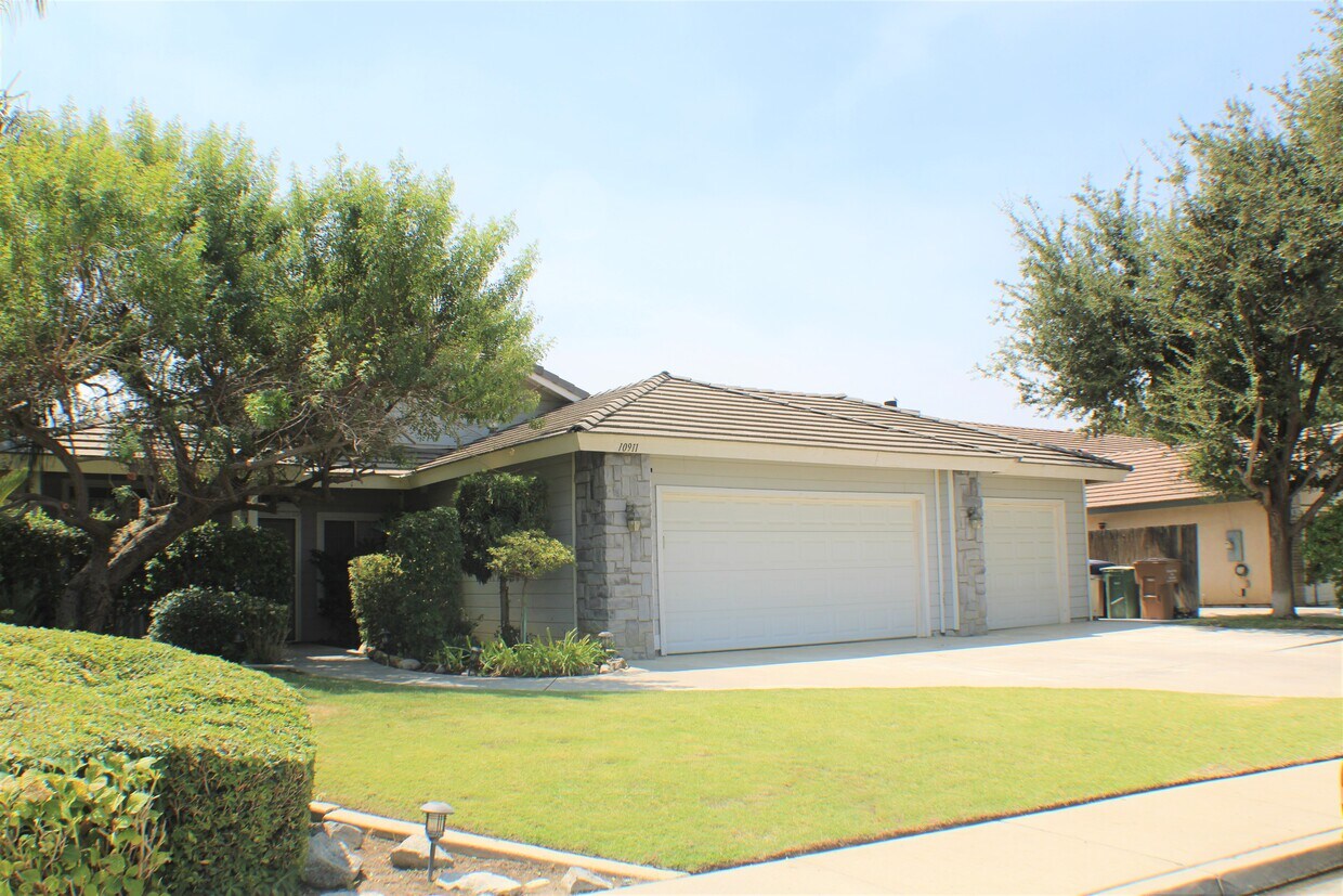 Primary Photo - 10911 Martingale Dr