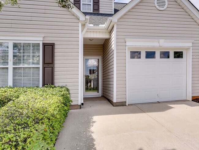 Foto del edificio - Spacious 3 BR, 2.5 BA Home In District 2, ...
