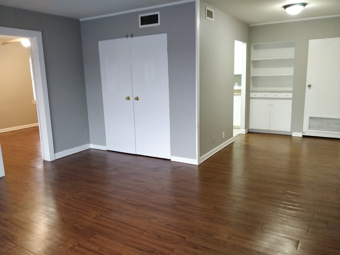 Living/ dining Welling Apartments - 523 S Travis St