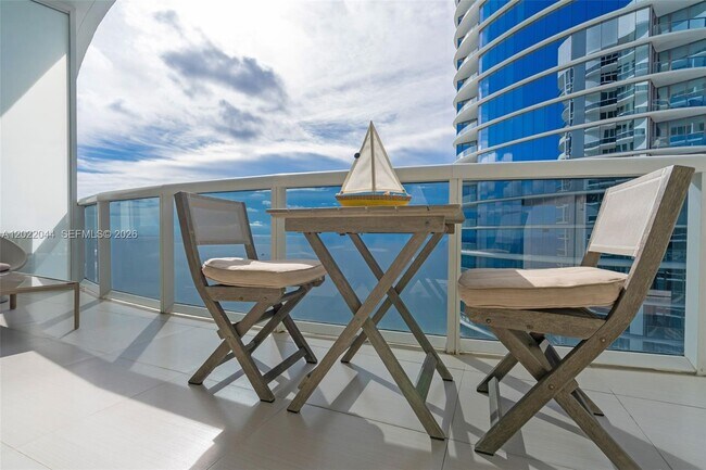 Foto del edificio - 15811 Collins Ave