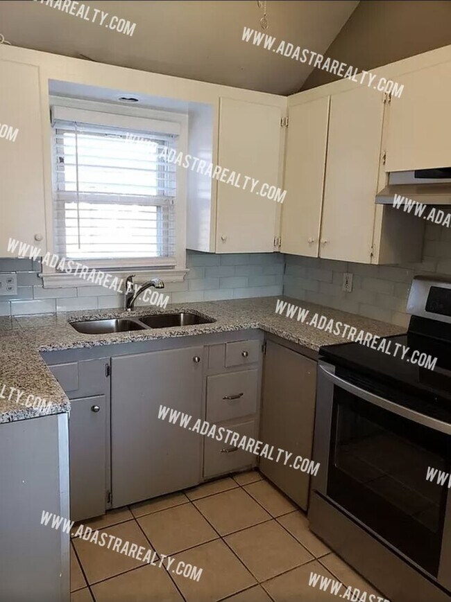 Foto del edificio - GORGEOUS 3 Bed 2 Bath House in Merriam-Available NOW!!!