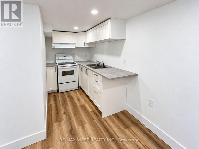 Building Photo - 533 Courtland Ave E