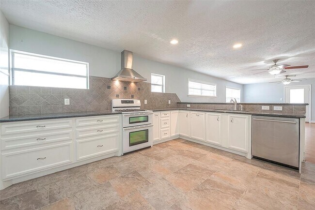 Building Photo - 1729 Bayram Dr