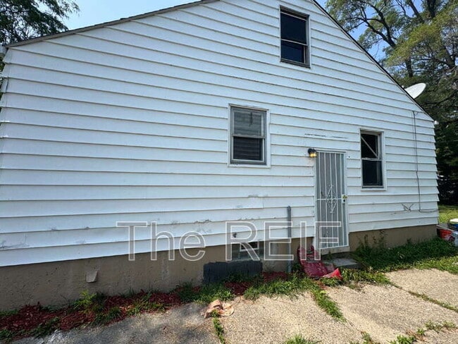 Building Photo - 18941 Elkhart St