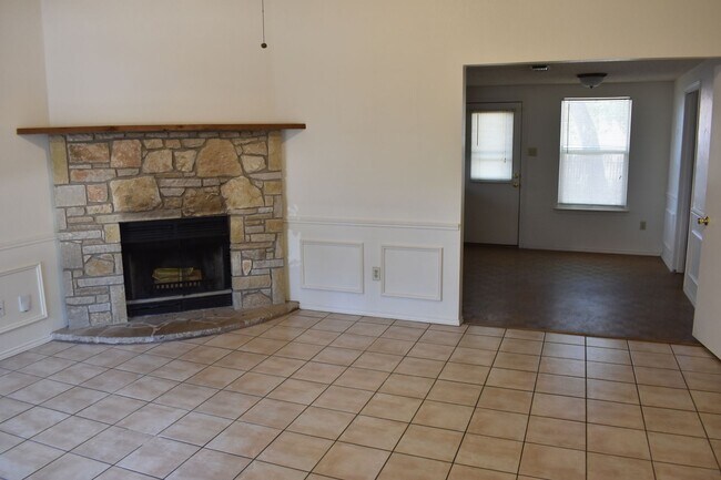 Building Photo - Great Area!!  Off Pleasant Ridge close to ...