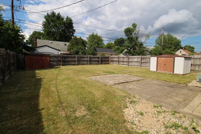 Building Photo - 882 E Longview Ave