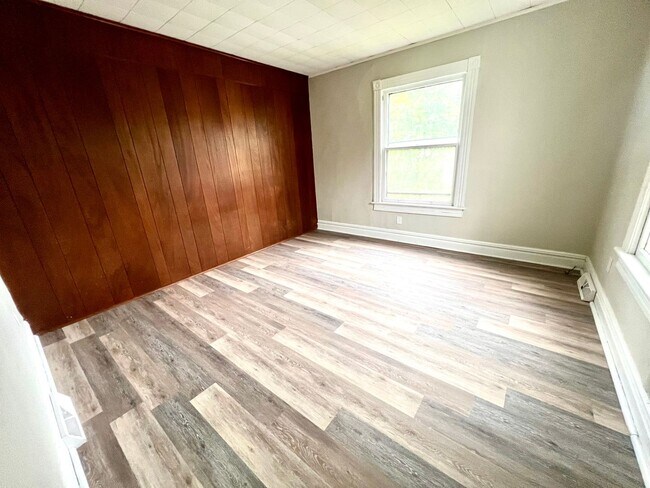 Building Photo - New Castle - 3 Bedroom 1 Bathroom - Update...