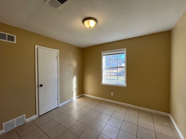 Foto del edificio - Renovated 3 Bedroom 1 Bath Home for Rent!!