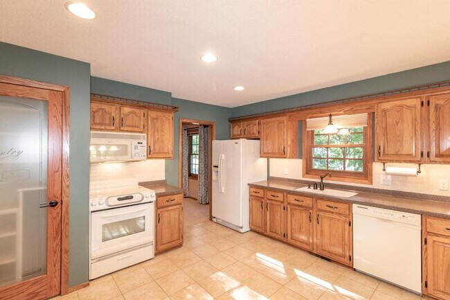 Building Photo - 4111 Manorview Dr NW
