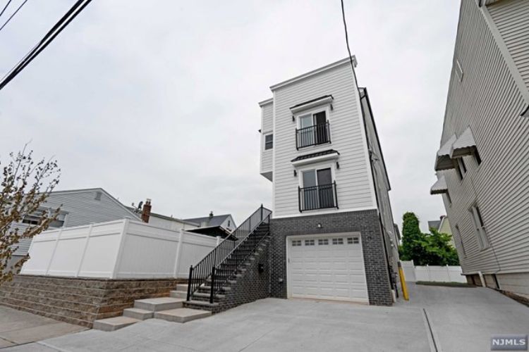 Primary Photo - 704 Warren St