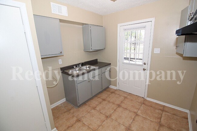 Foto del edificio - Duplex near Summer Ave.