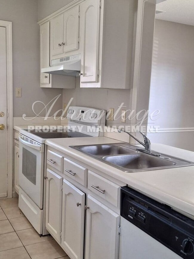 Building Photo - 3 BR and 2 BA Raleigh/ Bartlett Newly Reno...