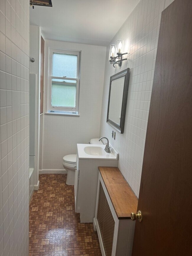Building Photo - PENDING!  4   Bedroom Duplex in Jim Thorpe
