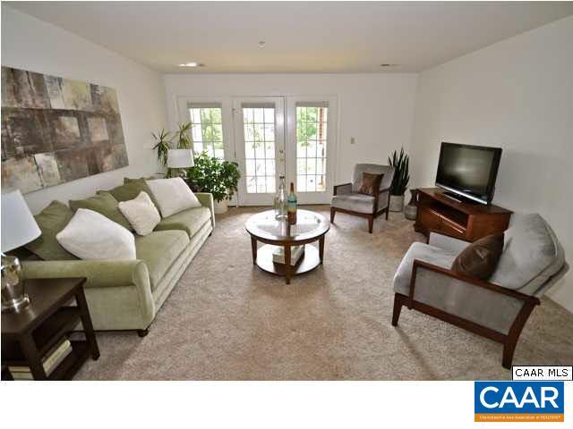 Foto del edificio - 200 Lake Club Ct