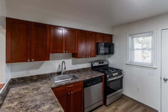 Building Photo - Newport Landings Apartment Community