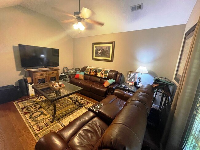 Foto del edificio - One Level two bedroom, two bath townhouse ...