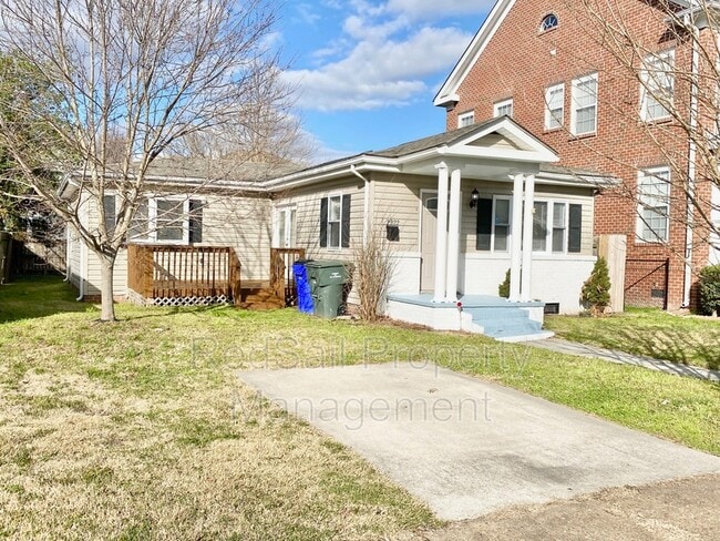 Building Photo - 2922 Hollister Ave