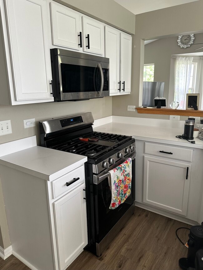 Kitchen with updated appliances - 1670 Park Vista Ln
