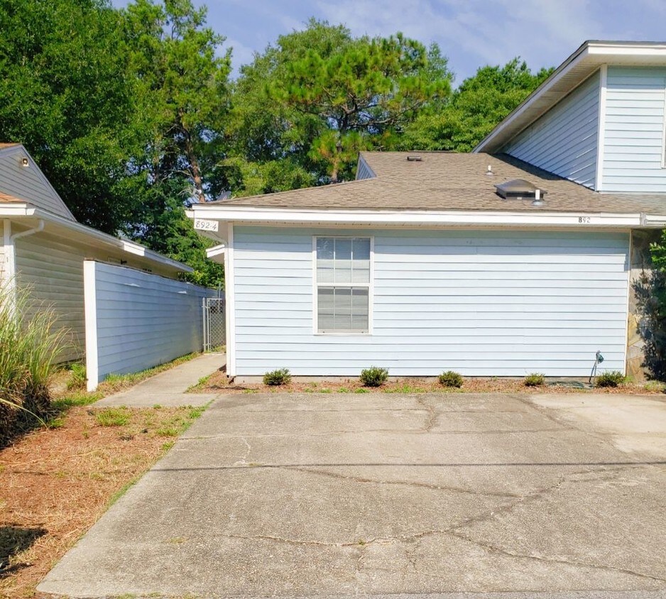 Primary Photo - 892 Culp Ave 4