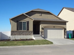 Building Photo - 3327 Falcon Way
