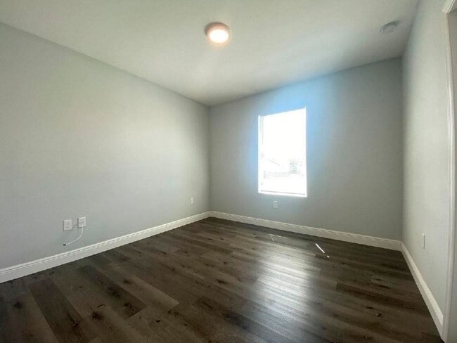 Building Photo - AWESOME CONTEMPORARY DUPLEX