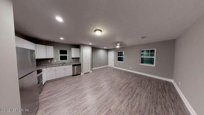 Building Photo - 3 bedroom 2 Bath