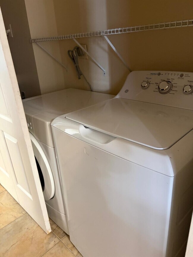 Foto del edificio - 3590 Blue Lake Dr