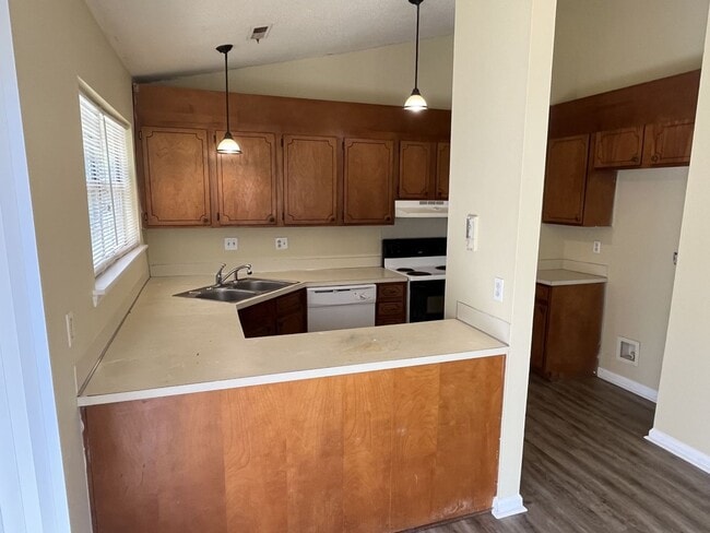 Building Photo - Cute 3 Bed, 2 Bath Ranch Home off East W.T...