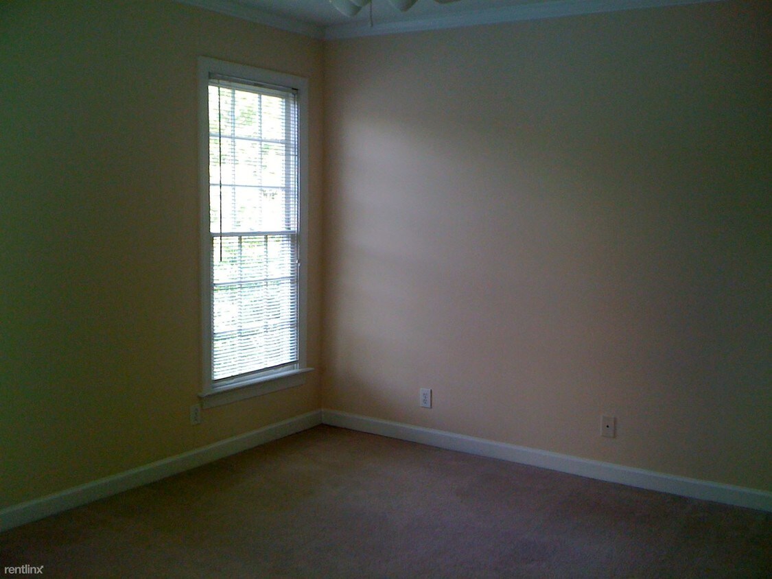 Building Photo - 3001 Anderson Dr