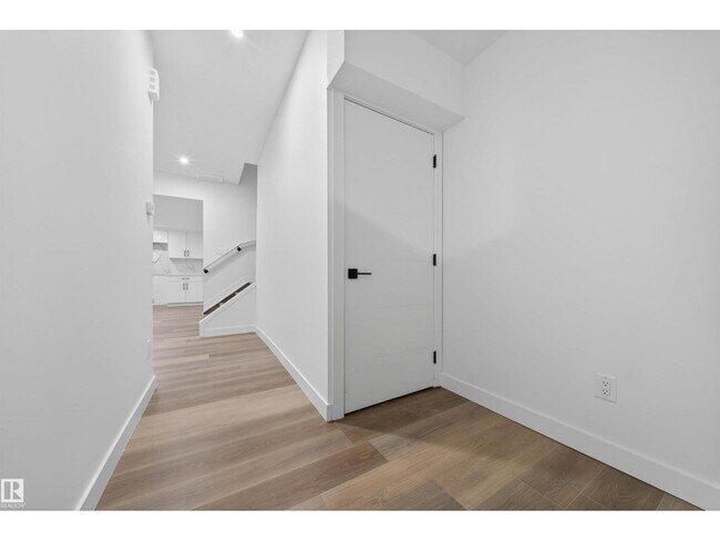 Photo du bâtiment - 5213-104A 104a St NW