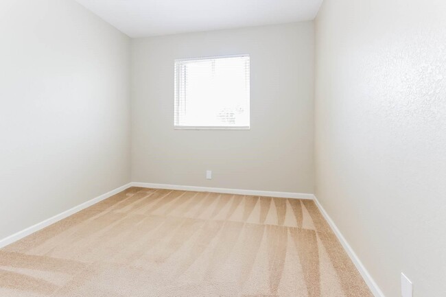 Building Photo - 1073 Grove Park Cir