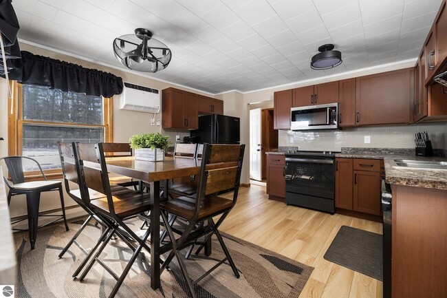 Foto del edificio - 5151 Crystal Beach Rd NW