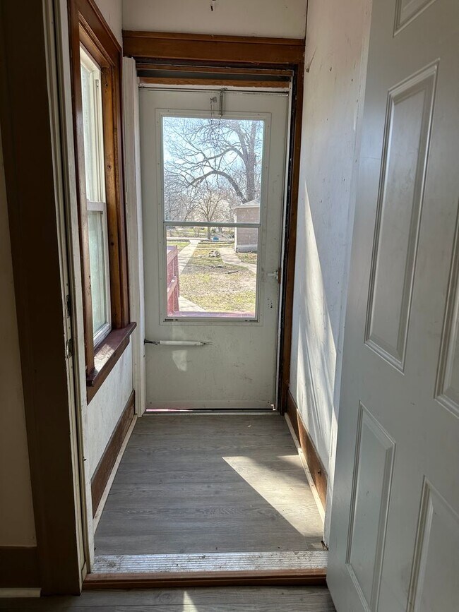 Building Photo - 221