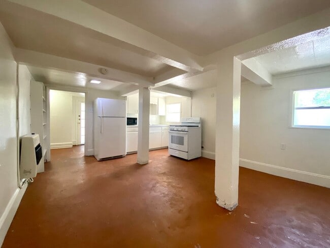 Foto del edificio - Unique Basement Unit in a Triplex- 309 E. 32nd- Available for July!